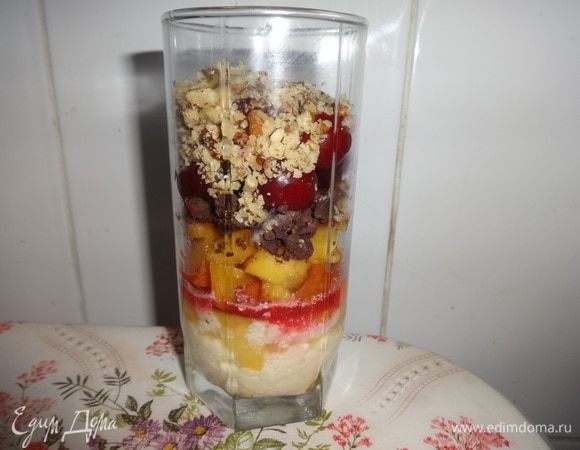 Приступаем к сборке нашего десерта. На дно высокого стакана выложить 1/3 творожно-медовой массы. Далее — 1/3 нарезанных персиков. Затем — слой тертого шоколада. Следующий слой — 1/3 вишен (вместе с соком). Полить их 1/3 оставшегося меда. И верхний слой — 1/3 ореховой крошки. Аналогично заполнить еще 2 стакана. Поставить десерт на 1 час в холодильник для охлаждения.