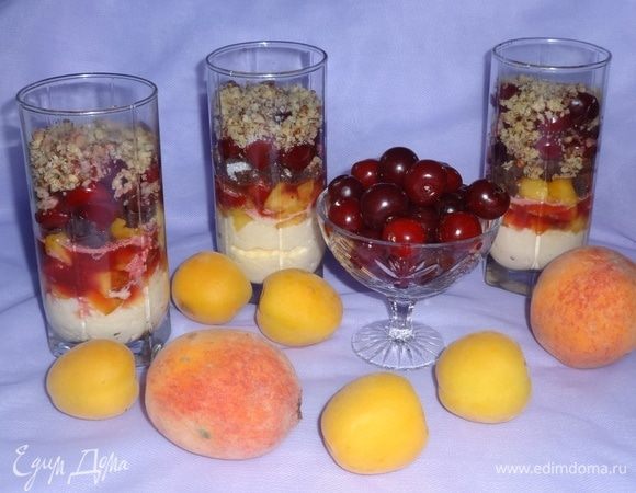 Наш десерт охладился и готов к угощению! Иногда мне нравится есть такие десерты слоями, друг за другом. А иногда я выкладываю содержимое красивого стакана в тарелку, перемешиваю и ем в таком неприглядном виде. Все равно вкусно, в любых вариантах! Угощайтесь, приятного аппетита!