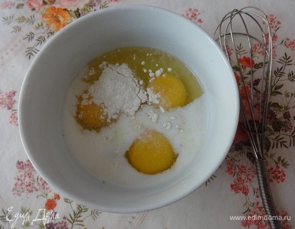 Вначале приготовить омлет. Соединить яйца, молоко, муку, соль, перец и взбить венчиком до однородности.