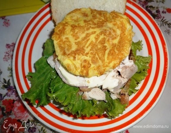 На лист салата выложить ломтики курицы, 1/2 ст. л. майонеза и кружок омлета.