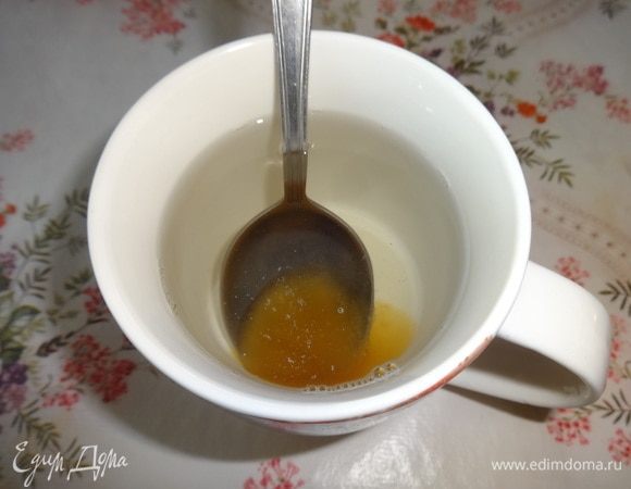 Вскипятить стакан воды, остудить до теплого состояния. Добавить мед и ванилин, размешать до полного растворения меда.