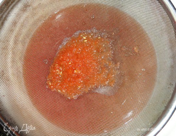 Яблочный сок вылить в кастрюлю. К нему добавить сок грейпфрута, процедив его через дуршлаг.