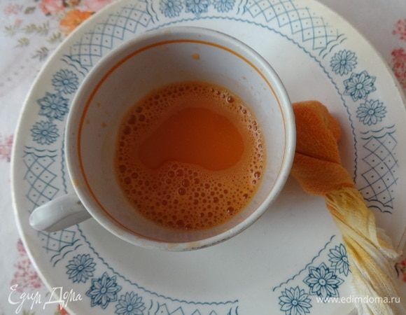 Морковное пюре выложить в марлю и отжать морковный сок. У меня из одной средней моркови получилось чуть меньше половины чашки морковного сока.