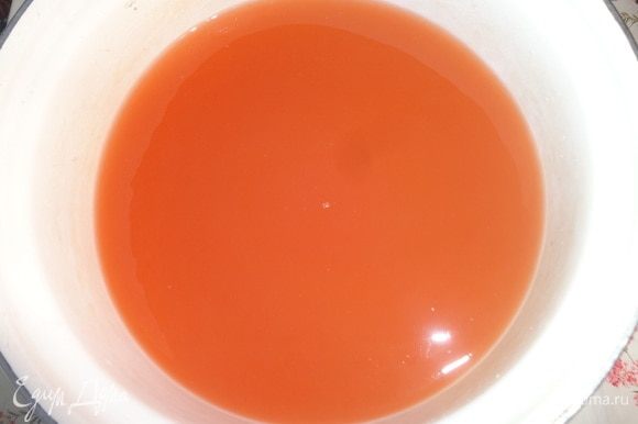 Соединить морковный сок со смесью яблочного и грейпфрутового соков. Добавить медовую воду, перемешать. Поставить кастрюлю с коктейлем в холодильник охлаждаться минимум на 1 час, максимум — по желанию.