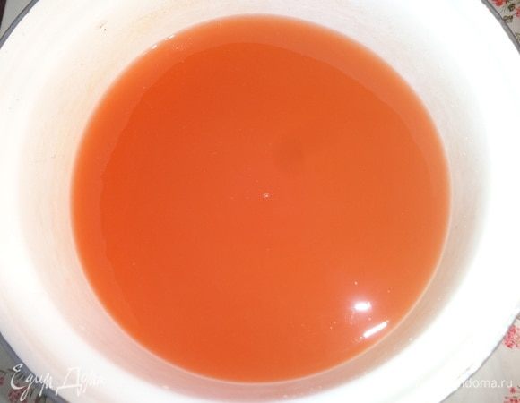 Соединить морковный сок со смесью яблочного и грейпфрутового соков. Добавить медовую воду, перемешать. Поставить кастрюлю с коктейлем в холодильник охлаждаться минимум на 1 час, максимум — по желанию.