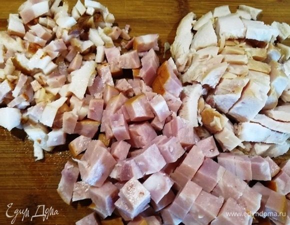 Нарезаем ветчину, копченую куриную грудку и копченое сало (у меня свиные щечки, острые).