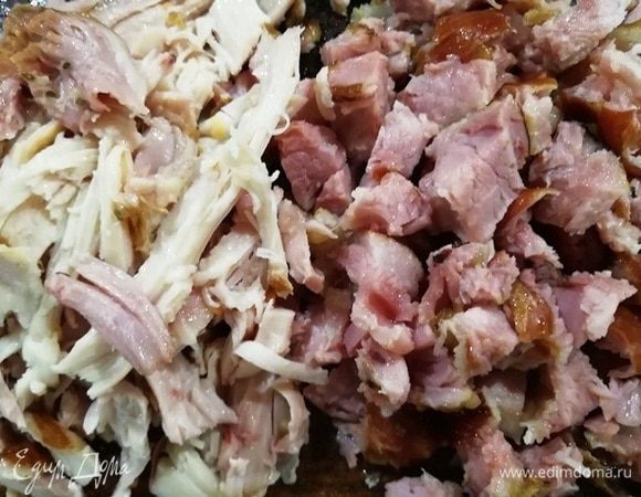 Отделяем от костей сваренные ребрышки и окорочок. Отправляем мясо вместе с копченой куриной грудкой обратно в бульон.