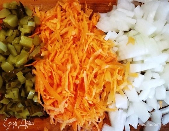 Нарезаем лук и маринованные огурцы, морковь натрем на терке.