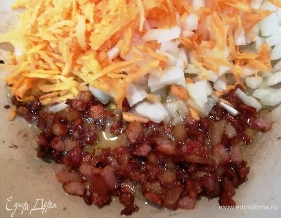 Сковороду разогреваем. Из копченого сала вытапливаем жир, добавляем лук и морковь. Обжариваем все вместе 5 минут.