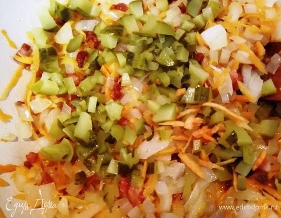 Добавляем маринованные огурцы, обжариваем еще 5 минут.