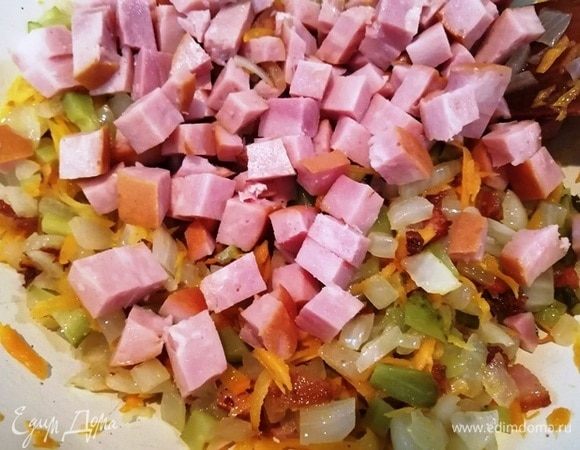 Затем добавляем ветчину, обжариваем 3 минуты.