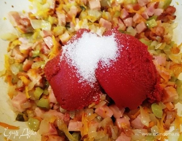 Добавим томатную пасту (возьмите качественную) и 1 ст. л. сахара.