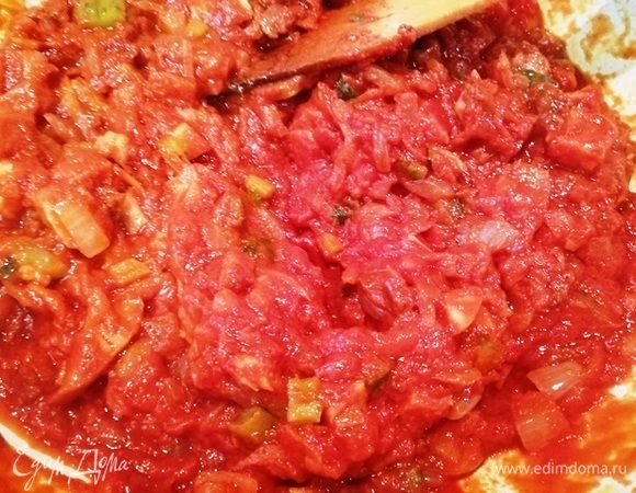 Перемешаем, добавим половину стакана воды и протомим на небольшом огне 15 минут.