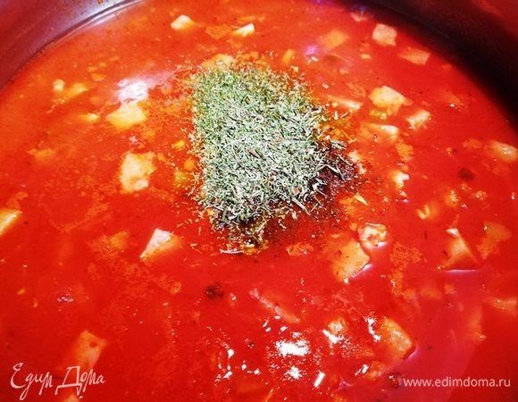 Добавляем зажарку в бульон с копченостями. Теперь можно посолить и поперчить суп. Варим все вместе 20 минут.