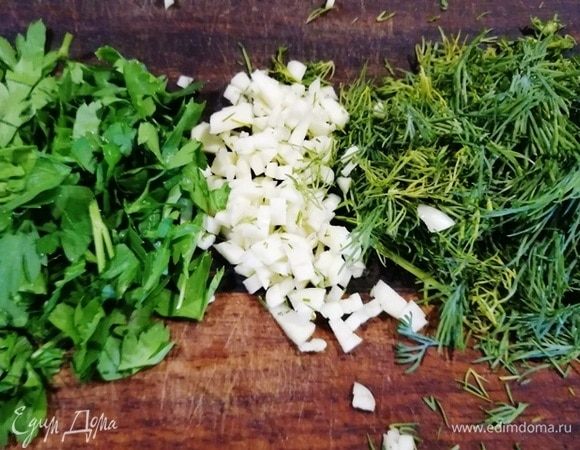 Когда солянка готова, нарезаем укроп, петрушку, чеснок.