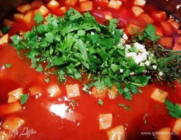 Выключаем плиту, добавляем зелень с чесноком. Перемешиваем солянку. Накрываем крышкой и даем отдохнуть минут 10.