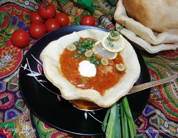 Разливаем солянку по тарелочкам и подаем к столу.