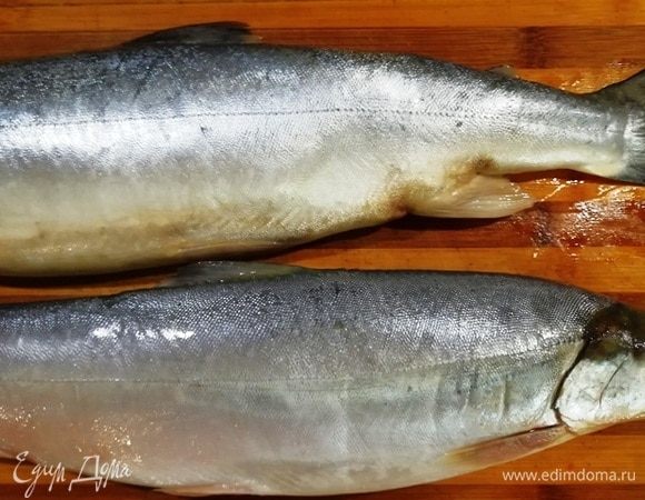 У меня были 2 непотрошеных гольца. Рыбу чистим, разрезаем по брюшку, вынимаем внутренности, отрезаем голову. Промываем и аккуратно вынимаем кости и хребет.