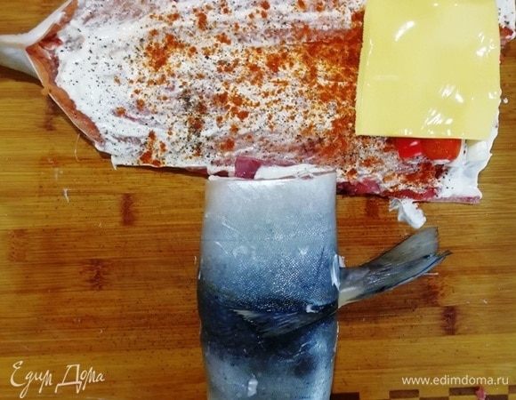 На овощи кладем пластинку сыра и сворачиваем рыбу рулетом.