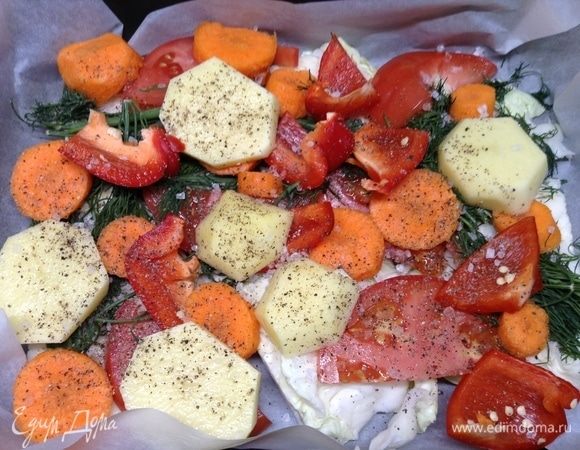 Последовательно накидали поверх капусты укроп (порвали на несколько сегментов весь пучок), морковь кольцами толстыми, помидор полукольцами толстыми, перец сладкий красный крупными ломтями, картофель, толстенько нарезанный кругляшами. Соль-перец (перчик горошком черный, конечно, давим-перетираем сперва).