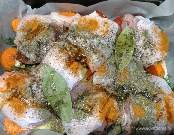 Поверх уложили неплотно красивые бедра, снова перец-соль, добавили лавровый лист и перец душистый, чуть маслом растительным сбрызнули. С улыбкой:) Бедрышки-то красивые:)