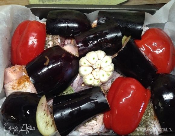 Баклажан — крупно-крупно (буквально вдоль и поперек пополам по одному разу), перец красный — второй пополам или на три сегмента крупных. В серединку — головку чеснока, чуть сверху срезать и каждый зубчик вдоль разрезать (так и соки отдаст, и как паштет потом удобно на хлеб). Вот тут если охота, и под рукой попалась бутылочка, чуть красным сухим вином сбрызнуть:)