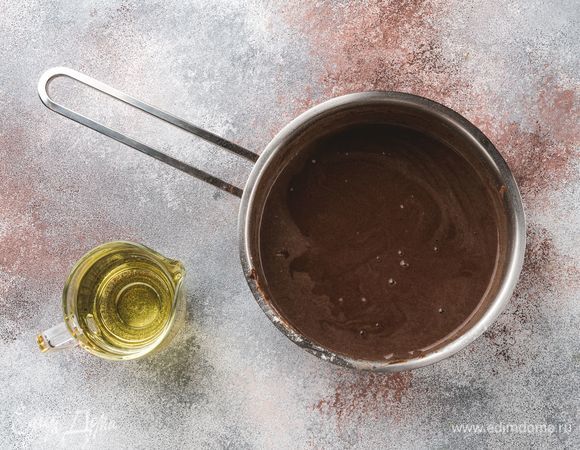 Влейте рафинированное растительное масло, снова перемешайте. Тесто должно получиться достаточно густым.