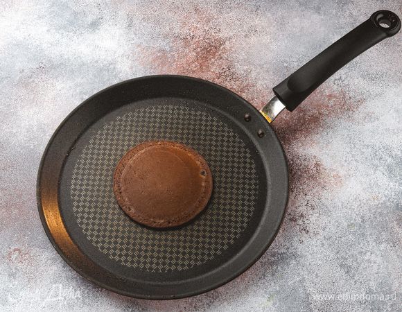 Разогрейте сковороду, и пожарьте оладьи с двух сторон.