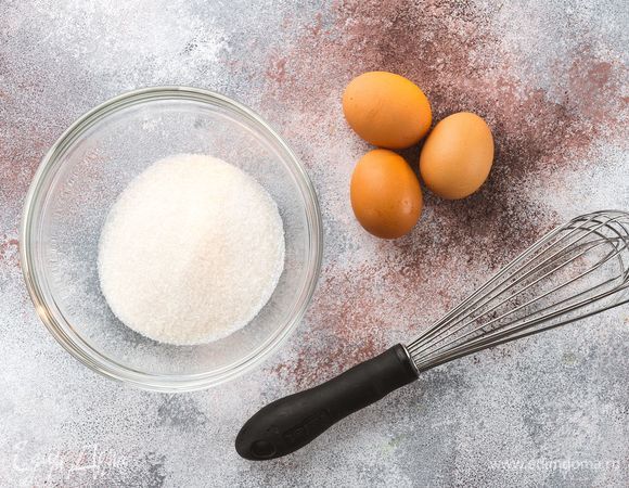 Яйца разотрите с сахаром.