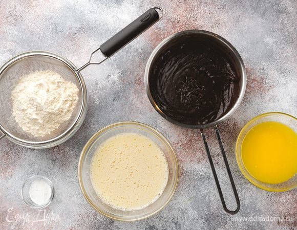 В полученную смесь черемухи с молоком добавьте взбитые яйца с сахаром, растопленное сливочное масло, соду (не гасить), просеянную пшеничную муку. Все хорошо перемешайте.<br />
 