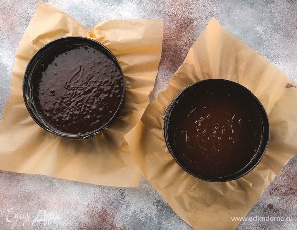 Выпекайте коржи в форме, предварительно выстеленной пергаментом, диаметром 22 см при 190–200°С 40 минут.