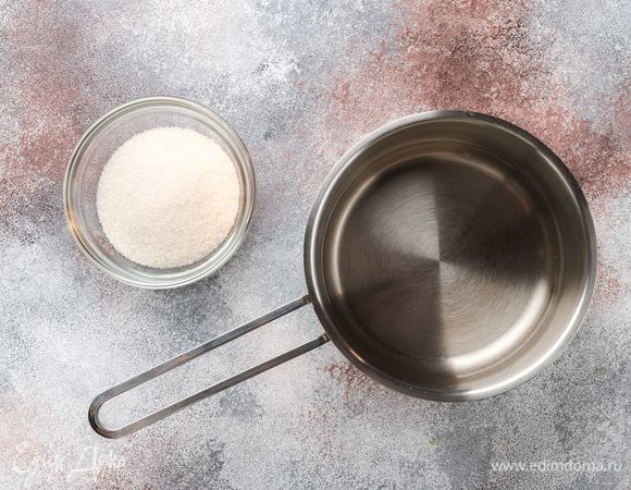 Приготовьте сахарный сироп. Смешайте сахар и воду в сотейнике. Поставьте на огонь и доведите до полного растворения сахара. Остудите.<br />
 