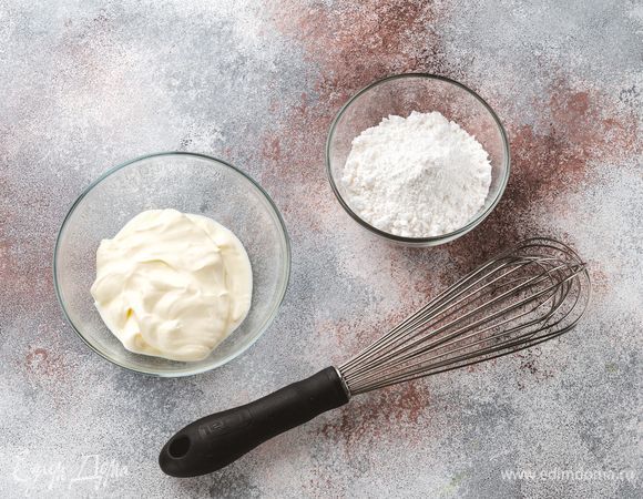 Приготовьте крем. Для этого взбейте сметану с сахарной пудрой.<br />
 