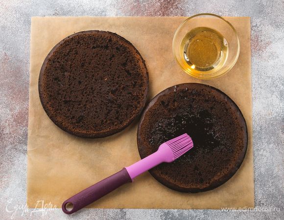 Срежьте выпуклый слой коржей и пропитайте сахарным сиропом.<br />
 