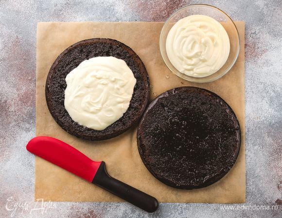 Промажьте коржи кремом.