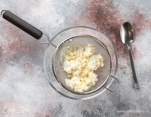 Творог протрите через сито. 