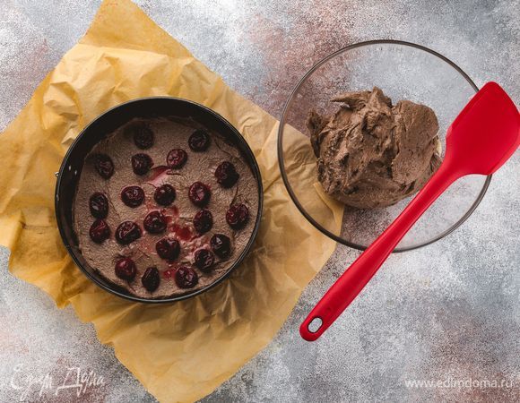 Подготовьте форму диаметром 20 см, смажьте ее сливочным маслом. Вишню разморозьте, слейте лишнюю жидкость. Выложите слой теста, далее слой вишни. Таким образом, чередуя, выложите все тесто и ягоды. Выпекайте кекс при 180–190°С 30–35 минут. Готовность кекса проверяйте деревянной шпажкой.<br />
 
