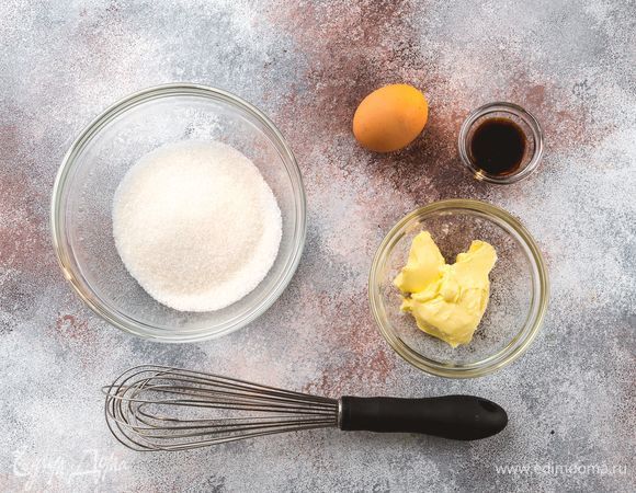 Взбейте венчиком сахар с яйцом, добавляя ванильную эссенцию и размягченное сливочное масло.