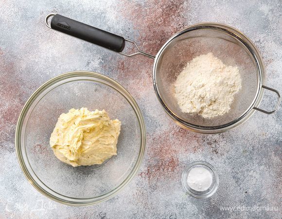 Смешайте пшеничную муку с разрыхлителем и введите в тесто.<br />
 