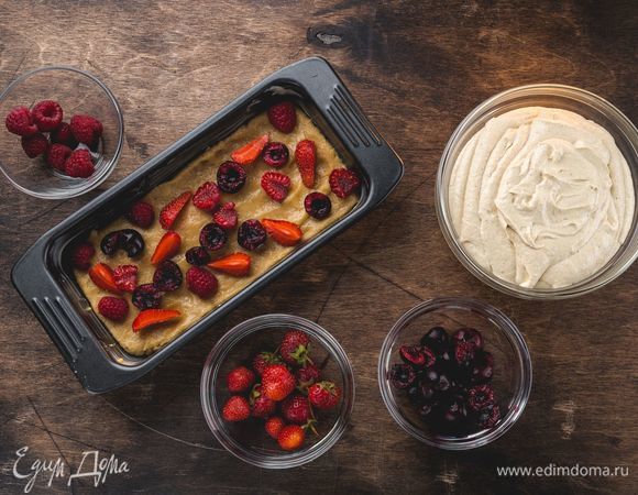 Подготовьте форму для кекса, смажьте ее сливочным маслом. Выложите тесто в форму, далее положите ягоды (черешню предварительно освободите от косточек).<br />
 