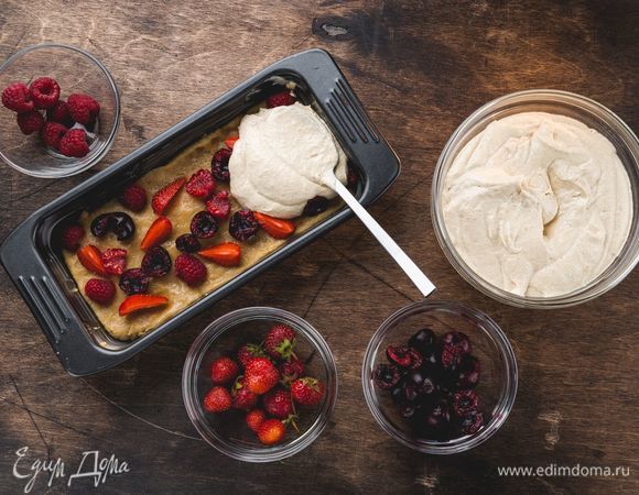 Сверху выложите заливку. Выпекайте кекс при 180°С 25 минут.