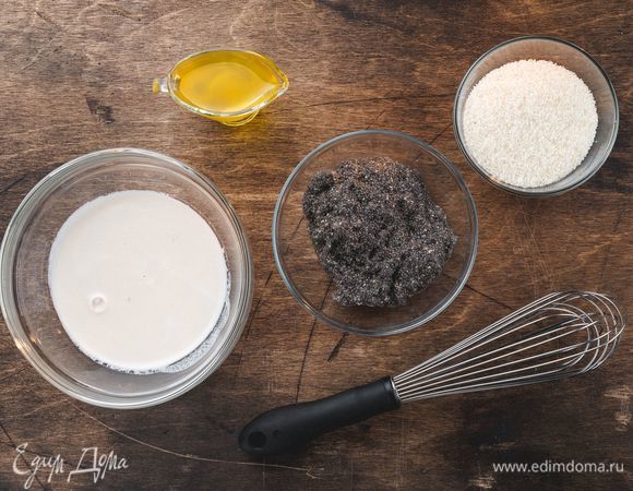 Предварительно вымоченные в течение 5 минут семена чиа перемешайте и залейте готовой смесью кедровой муки и воды, добавьте мед и кокосовую стружку. Оставьте еще на 10 минут.