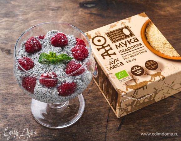 Выложите в бокалы чиа-пудинг и ягоды малины. Полезный десерт готов!