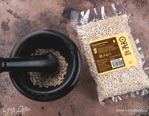 Кедровые хлопья ТМ «Аю — дух леса» измельчите в ступке или с помощью блендера.