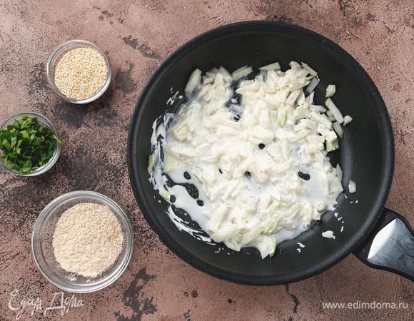 Добавьте к луку молотые кедровые хлопья, кунжутное семя, соль по вкусу и измельченную петрушку. Снова доведите до кипения и дайте покипеть буквально пару минут.