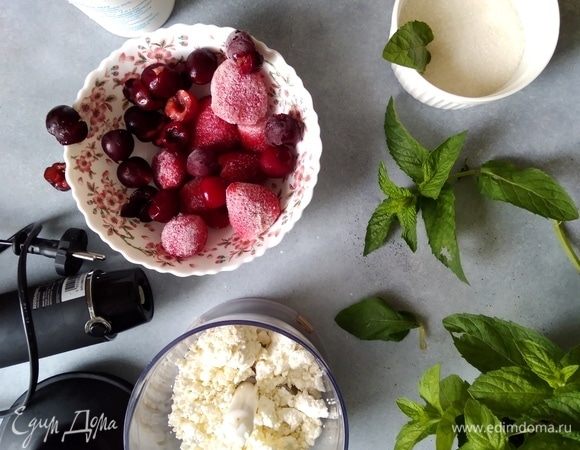 Продукты, которые нам понадобятся. Из черешни вынуть косточки. Клубнику и черешню убрать в морозилку на 2 часа.