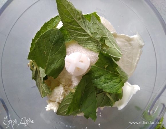 Мяту вымыть, обсушить, листики добавить к творогу. Пробить.