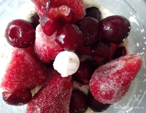 Добавить ягоду. Пробить около 2 минут.