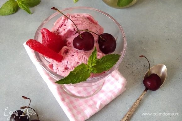 Мороженое разложить по вазочкам, украсить свежей ягодой и листиками мяты.