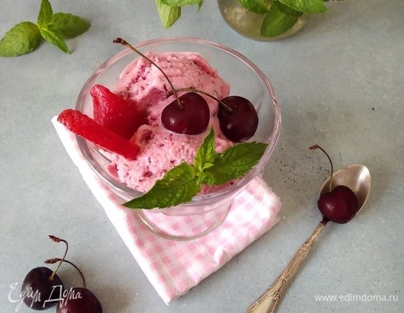 Мороженое разложить по вазочкам, украсить свежей ягодой и листиками мяты.